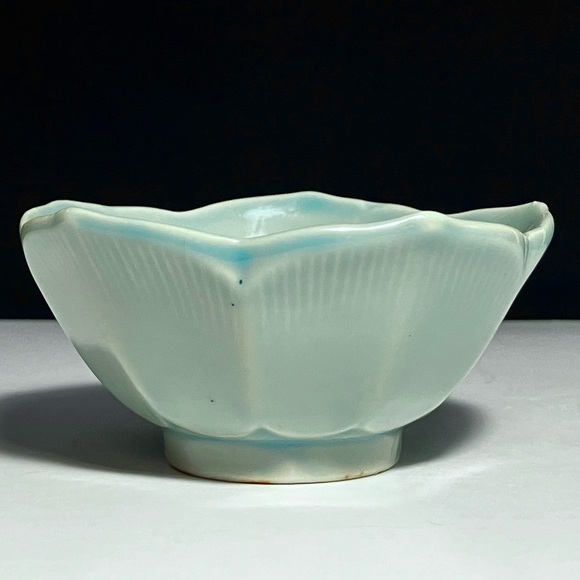 VINTAGE CELADON GREEN LOTUS BOWL / Small & Elegant / 3.5 in. / Some Firing Flaws - Picture 2 of 10
